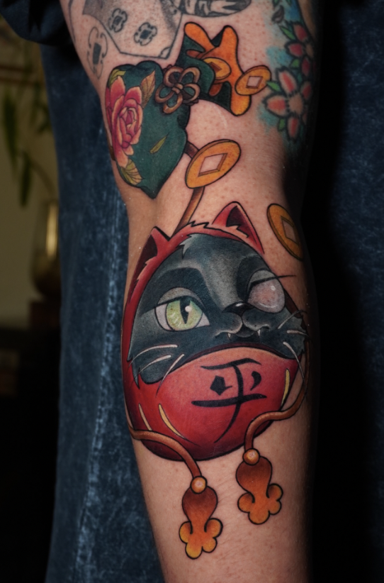 Gato neo-tradicional con amuleto